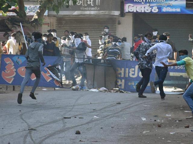 Police take charge on members of Patidar community during their "Jail Bharo Andolan" for demanding release of Hardik Patel in Mahesana on Sunday.(PTI Photo)