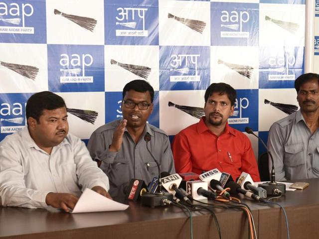 AAP leader Sanjiv Jha (second from right) along with the members of auto unions interact with journalists the party office in New Delhi. (Sushil Kumar/HT Photo) AAP leader Sanjiv Jha (second from right) along with the members of auto unions interact with journalists the party office in New Delhi. (Sushil Kumar/HT Photo)