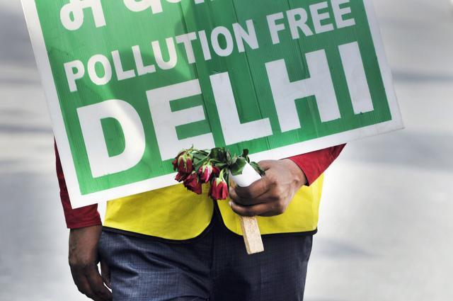 Volunteers stood at the entry gate on the Noida-Delhi border on the Day 4 of the phase 2 of the odd-even car-rationing formula. (Burhaan Kinu/HT Photo) Volunteers stood at the entry gate on the Noida-Delhi border on the Day 4 of the phase 2 of the odd-even car-rationing formula. (Burhaan Kinu/HT Photo)