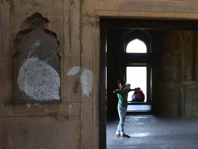 The beauty of the lamp niches, the natural stone walls of Tomb of Safdarjung reflect the poor state of the heritage. (Raj K Raj/HT Photos ) The beauty of the lamp niches, the natural stone walls of Tomb of Safdarjung reflect the poor state of the heritage. (Raj K Raj/HT Photos )