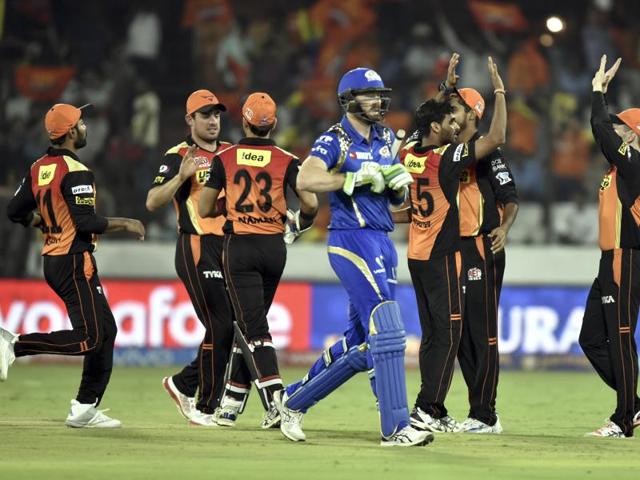 Team members of Sunrisers Hyderabad celebrates the wicket of Mumbai Indians Martin Guptil. (Mohd Zakir/HT Photo) Team members of Sunrisers Hyderabad celebrates the wicket of Mumbai Indians Martin Guptil. (Mohd Zakir/HT Photo)