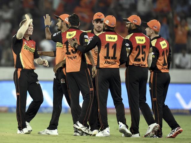 Team members of Sunrisers Hyderabad celebrates the wicket of Mumbai Indians Martin Guptil. (Mohd Zakir/HT Photo) Team members of Sunrisers Hyderabad celebrates the wicket of Mumbai Indians Martin Guptil. (Mohd Zakir/HT Photo)