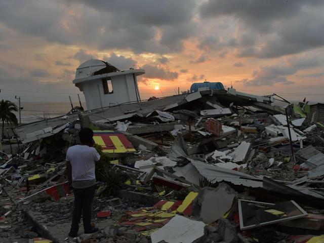 Ecuador's President Rafael Correa (R, white shirt) stands with rescue workers next to a destroyed house after an earthquake struck off the Pacific coast, in Manta, April 17, 2016. (REUTERS) Ecuador's President Rafael Correa (R, white shirt) stands with rescue workers next to a destroyed house after an earthquake struck off the Pacific coast, in Manta, April 17, 2016. (REUTERS)