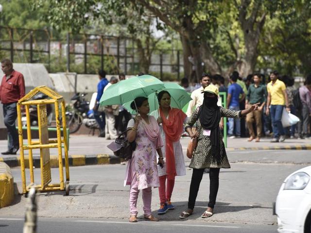 Monday may begin on a cooler note with thundershowers expected in the morning, bringing respite to Delhiites from the heat. (Raj K Raj/HT File Photo) Monday may begin on a cooler note with thundershowers expected in the morning, bringing respite to Delhiites from the heat. (Raj K Raj/HT File Photo)
