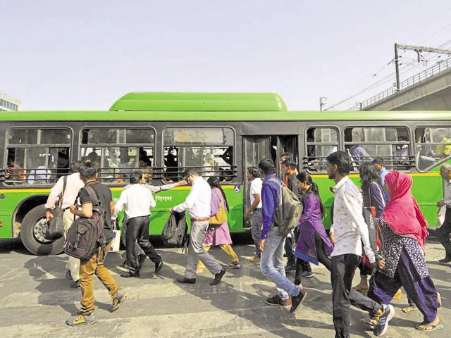 Many residents in Noida said they used cabs on Monday. (Sunil Ghosh/HT Photo) Many residents in Noida said they used cabs on Monday. (Sunil Ghosh/HT Photo)