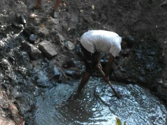 Desilting of a waterhole in Yeoor range in Thane. (HT) Desilting of a waterhole in Yeoor range in Thane. (HT)