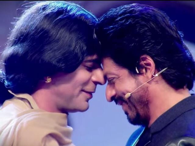 Kapil also shared the video on his Twitter handle on Monday. He is dressed as a woman and is dancing romantically with SRK to Gerua (YouTube) Kapil also shared the video on his Twitter handle on Monday. He is dressed as a woman and is dancing romantically with SRK to Gerua (YouTube)