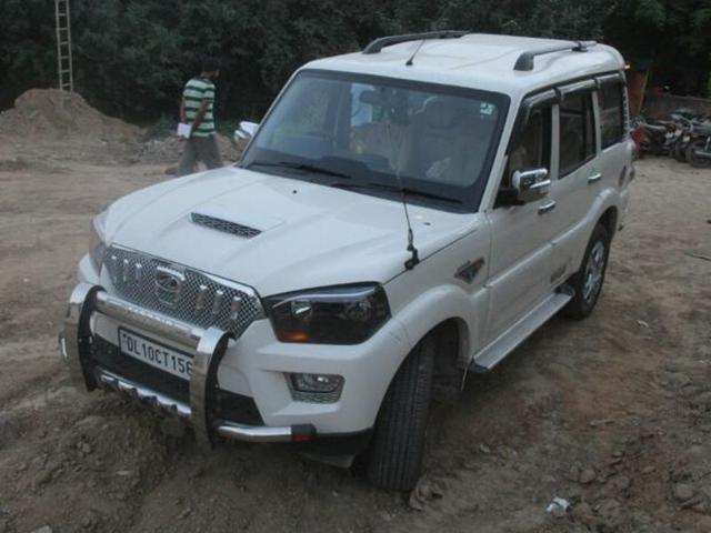 The group, travelling in a Mahindra Scorpio, had a brawl with three strangers outside a liquor shop at Kapashera on Delhi-Gurgaon border after they allegedly passed lewd comments at one of the woman in the group.(HT Photo)