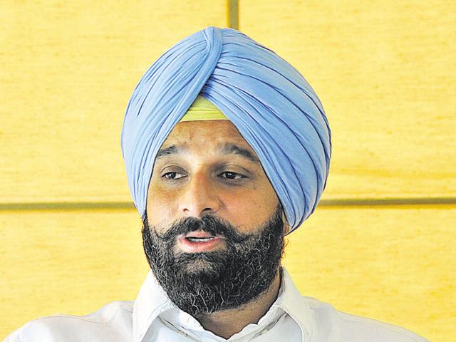 Revenue minister Bikram Singh Majithia said all deputy commissioners had been directed to convene a meeting with all stakeholders to undertake necessary steps for revising the rates.(HT Photo)
