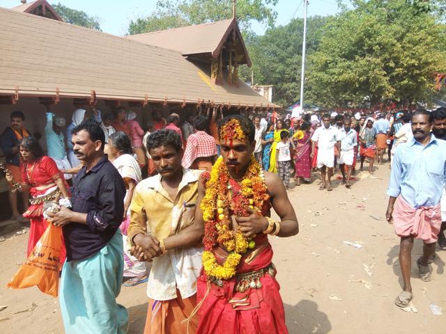 A devotee at Sri Kurumba Bhagavathy temple where oracles get to drink and even abuse. (Vaisakh E Hari/ HT Photo) A devotee at Sri Kurumba Bhagavathy temple where oracles get to drink and even abuse. (Vaisakh E Hari/ HT Photo)