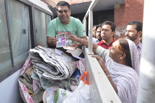 Kirpal Singh’s nephew Ashwani (left) and sister Jagir Kaur (right) having a look at his belongings. (Sameer Sehgal/HT Photo) Kirpal Singh’s nephew Ashwani (left) and sister Jagir Kaur (right) having a look at his belongings. (Sameer Sehgal/HT Photo)
