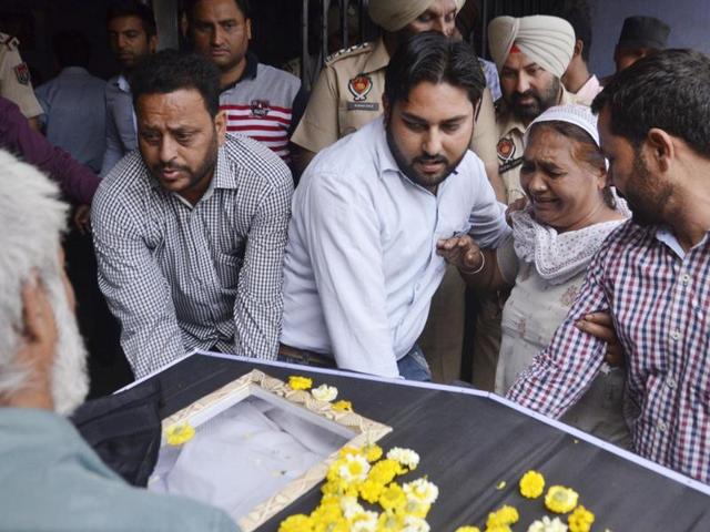 Kirpal Singh’s sister Jagir Kaur (C) wailing as his dead body arrives in Amritsar.(Sameer Sehgal/HT Photo) Kirpal Singh’s sister Jagir Kaur (C) wailing as his dead body arrives in Amritsar.(Sameer Sehgal/HT Photo)