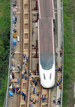 Workers make restoration work on Kyushu Shinkansen, or bullet train, after it came off the rails in the earthquake-hit Kumamoto city, Kumamoto prefecture, Japan, on April 18. (AP Photo)