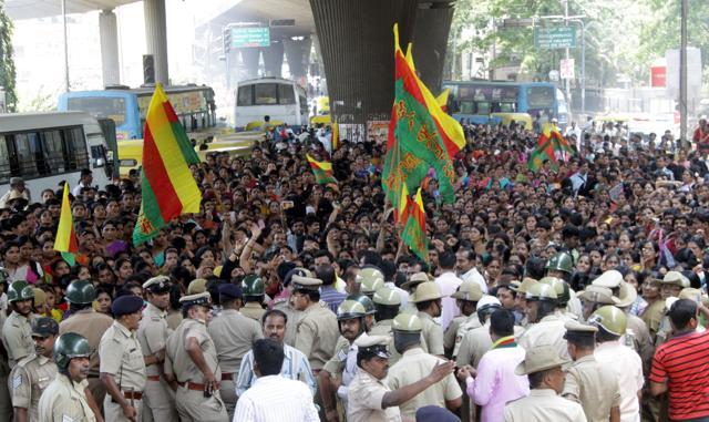 Thousands of garment factory workers at Mysuru Circle in Bangalore on Tuesday. (Kashif Masood/HT Photo) Thousands of garment factory workers at Mysuru Circle in Bangalore on Tuesday. (Kashif Masood/HT Photo)