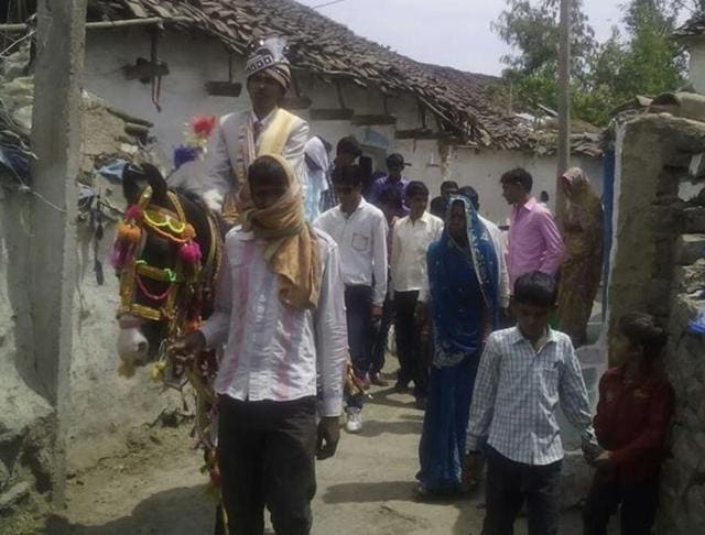 Bridegroom riding a horse at a village in Damoh district under police protection.(Hindustan Times)