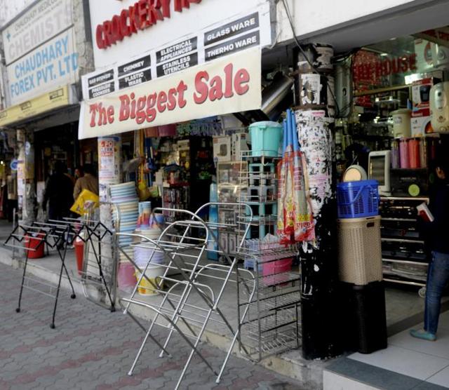 People can send pictures regarding temporary encroachments, including rehries, pharies, unauthorised vehicles being repaired on MC land, etc., on the number. (HT file photo)