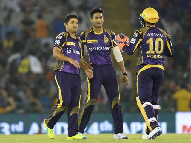 Kolkata Knight Riders bowler Piyush Chawla (L) celebrates with teammates after dismissing Kings XI Punjab batsman Murali Vijay. (AFP Photo) 