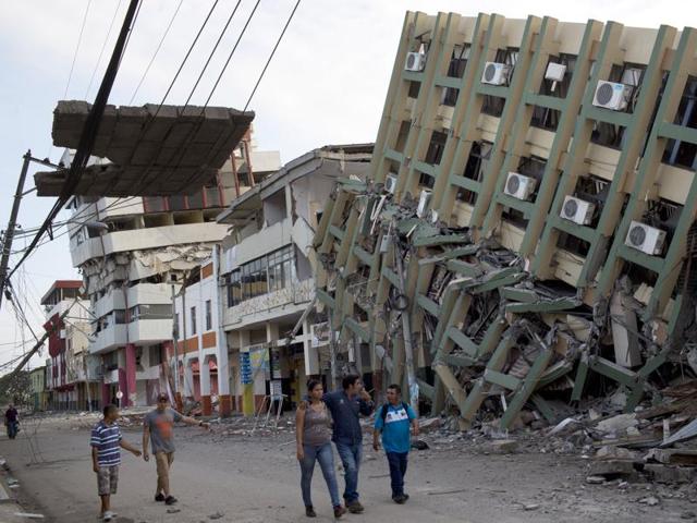Rescuers and desperate families clawed through rubble on Monday, pulling out survivors two days after an earthquake that killed at least 413 people and devastated a tourist region of Ecuador. (AP Photo) Rescuers and desperate families clawed through rubble on Monday, pulling out survivors two days after an earthquake that killed at least 413 people and devastated a tourist region of Ecuador. (AP Photo)