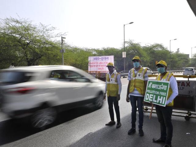 Delhi civil defence volunteer at the Delhi-Gurgaon Border on MG Road, in Gurgaon. Abhinav Saha/Hindustan Times) (Abhinav Saha/HT Photo) Delhi civil defence volunteer at the Delhi-Gurgaon Border on MG Road, in Gurgaon. Abhinav Saha/Hindustan Times) (Abhinav Saha/HT Photo)