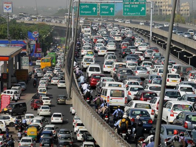 Heavy traffic jam at Delhi-Gurgaon expressway from Dhaula Kuan to Rangpuri during odd-even plan’s second phase, in Gurgaon, on Monday, April 18, 2016.(Parveen Kumar / HT Photo)