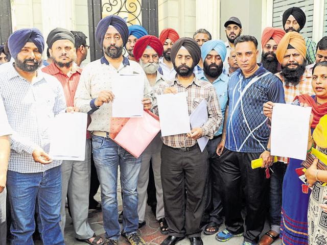 Parents showing the high court’s order while protesting outside Budha Dal Public School in Patiala on Monday. (Bharat Bhushan/HT) Parents showing the high court’s order while protesting outside Budha Dal Public School in Patiala on Monday. (Bharat Bhushan/HT)