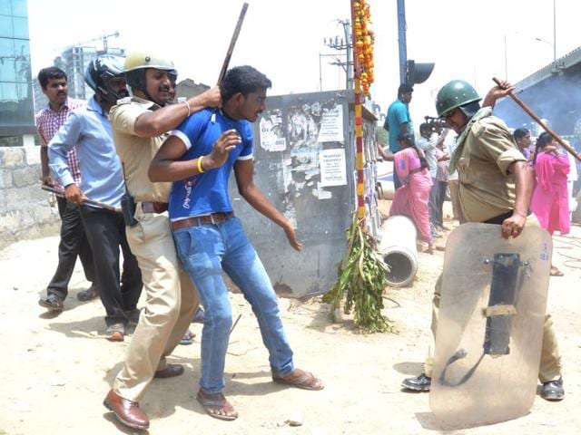 Policemen and garment factory workers clashed on Tuesday during an agitation against new provident fund rules.(Kashif Masood/HT Photo)