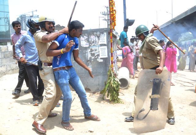 Police lathi-charged garment factory workers during their protest against new provident fund withdrawal rules. (Kashif Masood/HT Photo) Police lathi-charged garment factory workers during their protest against new provident fund withdrawal rules. (Kashif Masood/HT Photo)