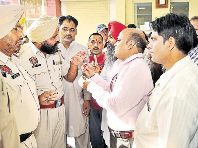 Parents arguing with policemen at Shiv Jyoti Public School in Jalandhar on Monday. (HT Photo) Parents arguing with policemen at Shiv Jyoti Public School in Jalandhar on Monday. (HT Photo)