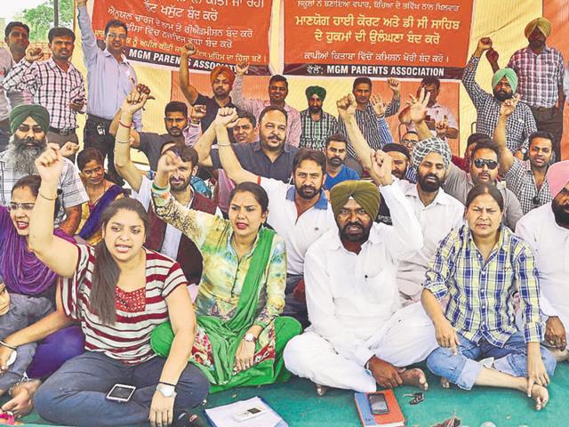 Parents protesting against a school in Ludhiana.(HT File)