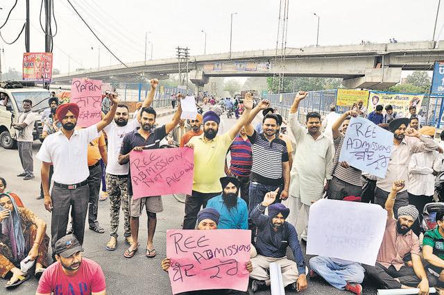 Parents raising slogans against private schools for fee hike at Gill Road in Ludhiana on Monday. (Sikander Singh Chopra/HT ) Parents raising slogans against private schools for fee hike at Gill Road in Ludhiana on Monday. (Sikander Singh Chopra/HT )