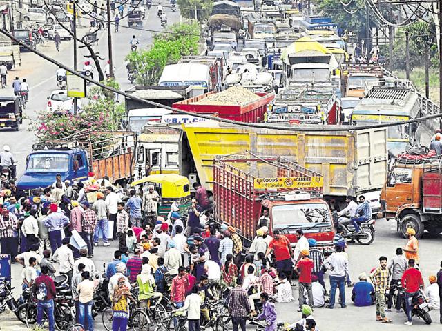 Vehicles stuck in a traffic jam caused due to the six-hour protest by parents.(Sikander Singh Chopra/HT)