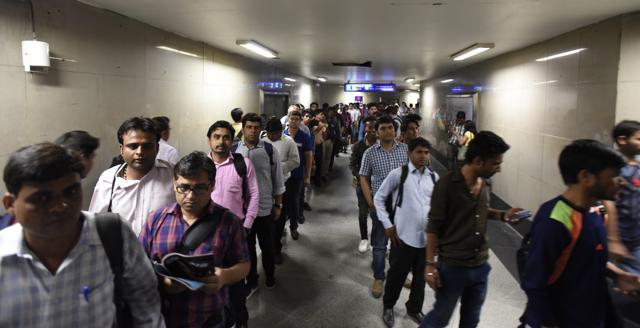 Long queue at Rajiv Chowk Metro Station in New Delhi on April 18. (Sonu Mehta/HT Photo)