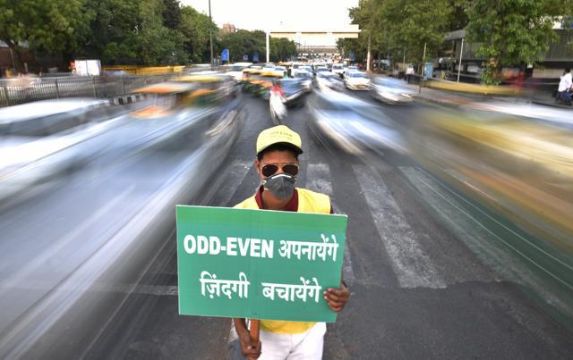 The Delhi government took the road rationing measure for the first time in January as pollution levels touched alarming levels. (Ravi Choudhary/HT Photo) The Delhi government took the road rationing measure for the first time in January as pollution levels touched alarming levels. (Ravi Choudhary/HT Photo)