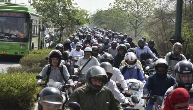 The scene at the ITO bridge in New Delhi on Monday, April 18, 2016, the first ‘working’ day since the start of the second phase of odd-even scheme. (Raj K Raj / HT Photo )