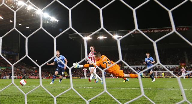 Harry Kane scores the third goal for Tottenham Hotspur. (Reuters Photo)