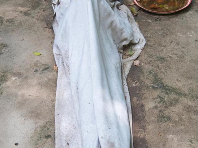 (Representative image) A woman was found holding on to the body of her deceased daughter in Jadavpur. (Picture courtesy: Shutterstock) (Representative image) A woman was found holding on to the body of her deceased daughter in Jadavpur. (Picture courtesy: Shutterstock)