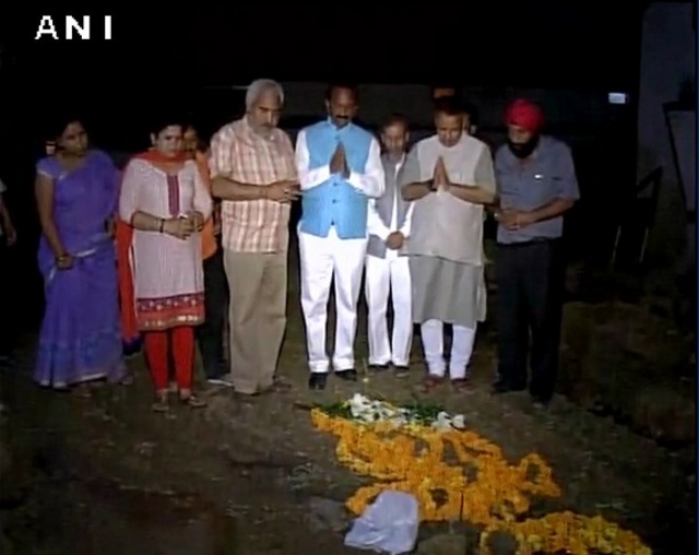 BJP MLA Ganesh Joshi pays tribute to police horse ‘Shaktimaan’ (ANi)