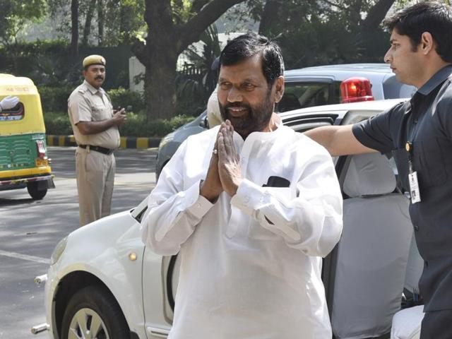 Ram Vilas Paswan, Union Minister of Food and Public Distribution said standards that apply to packaged water aren’t enforceable on municipal supply . (Photo by Sanjeev Verma/ Hindustan Times)(Hindustan Times) Ram Vilas Paswan, Union Minister of Food and Public Distribution said standards that apply to packaged water aren’t enforceable on municipal supply . (Photo by Sanjeev Verma/ Hindustan Times)(Hindustan Times)