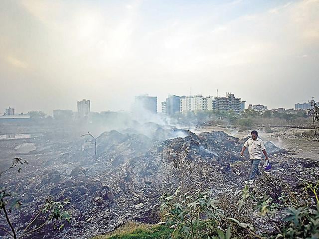 Fumes of burning garbage undermine the AAP government’s odd-even road rationing formula aimed at reducing air toxicity in Delhi.(Ravi Choudhary/HT Photo)