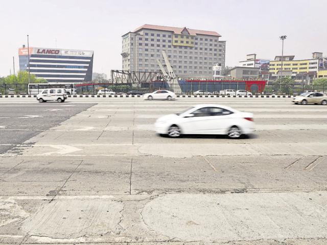 Roads remained deserted as people preferred to stay indoors on Wednesday. (Abhinav Saha/HT Photo) Roads remained deserted as people preferred to stay indoors on Wednesday. (Abhinav Saha/HT Photo)