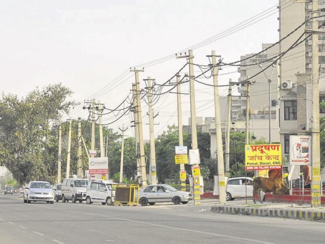 The long queues of vehicles, including autorickshaws, result in traffic snarls in the area causing inconvenience to the residents. (Abhinav Saha/HT photo) The long queues of vehicles, including autorickshaws, result in traffic snarls in the area causing inconvenience to the residents. (Abhinav Saha/HT photo)