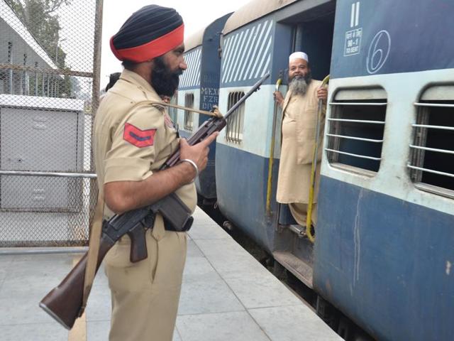 A policeman keeps vigil on India-bound Samjhauta Express train at Attari border.(HT File Photo)
