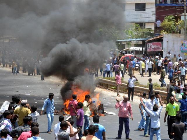 New provident fund norms had barred the withdrawal of the employer’s contribution to the provident fund corpus until the employee attains the age of 58 years. The decision triggered protests in Bengaluru on Tuesday.(Kashif Masood/HT Photo) New provident fund norms had barred the withdrawal of the employer’s contribution to the provident fund corpus until the employee attains the age of 58 years. The decision triggered protests in Bengaluru on Tuesday.(Kashif Masood/HT Photo)