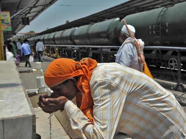 Taking cognizance of the drought situation at Latur in Maharashtra’s Marathwada region, the Railways has begun operating a 50-wagon train capable of transporting 25 lakh litres of water in a single trip. (Anshuman Poyrekar/ HT photo)