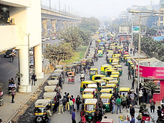 Mobile applications like Ola, Uber, 360 Ride and Jugnoo are making it possible for commuters to share auto rides in the city.(Parveen Kumar/HT File Photo)