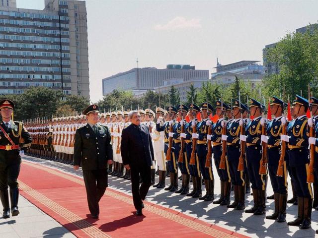 Defence minister Manohar Parrikar with Chinese counterpart Gen. Chang Wanquan inspect the guard of honour at the PLA headquarters in Beijing.(PTI)