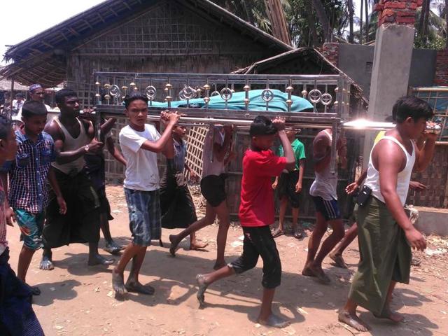 A handout photo taken on April 19, 2016 and released to AFP from anonymous Rohingya Muslim minority residents shows people carrying a dead body after a boat capsized off the coast in Sittwe.(AFP) A handout photo taken on April 19, 2016 and released to AFP from anonymous Rohingya Muslim minority residents shows people carrying a dead body after a boat capsized off the coast in Sittwe.(AFP)