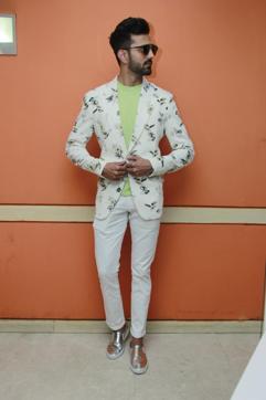 Stay cool in serene white. Outfit: designer Pawan Sachdeva, model: Anand Vohra. (SHIVAM SAXENA/HT Photo )