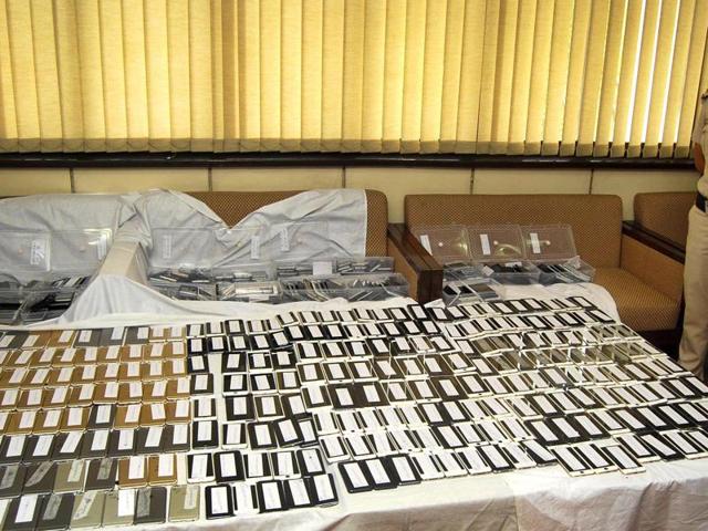 Members of a gang that robbed high-end phones and sold them after dismantling them to agents based in states across India and even China. (HT Photo) Members of a gang that robbed high-end phones and sold them after dismantling them to agents based in states across India and even China. (HT Photo)