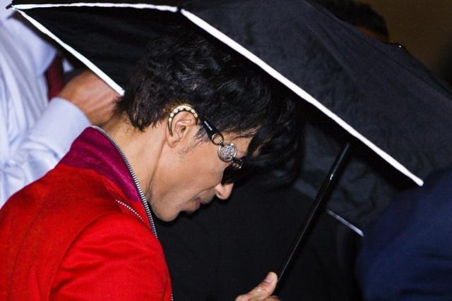 US pop star Prince enters his hotel after the first of two shows he performed during the Montreux Jazz Festival, late on July 18, 2009 in Montreux. (AFP) US pop star Prince enters his hotel after the first of two shows he performed during the Montreux Jazz Festival, late on July 18, 2009 in Montreux. (AFP)
